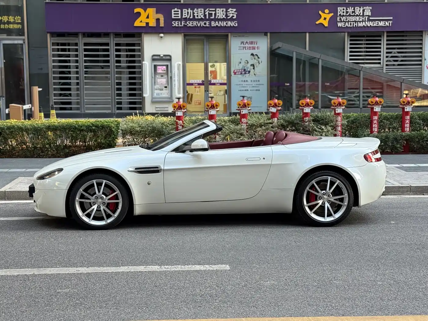 Aston Martin V8 Vantage 2012 4.7L S Roadster фото 7