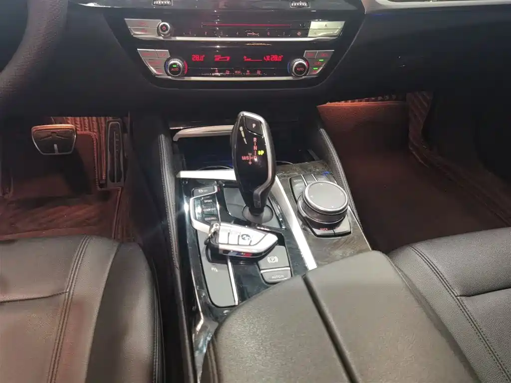 BMW 5 Series 2018 525Li M Sport Package фото 10