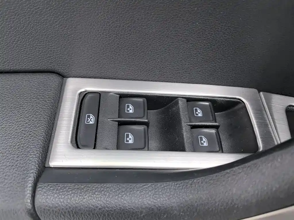 Škoda Octavia 2017 1.6L Automatic Pioneer Edition фото 9