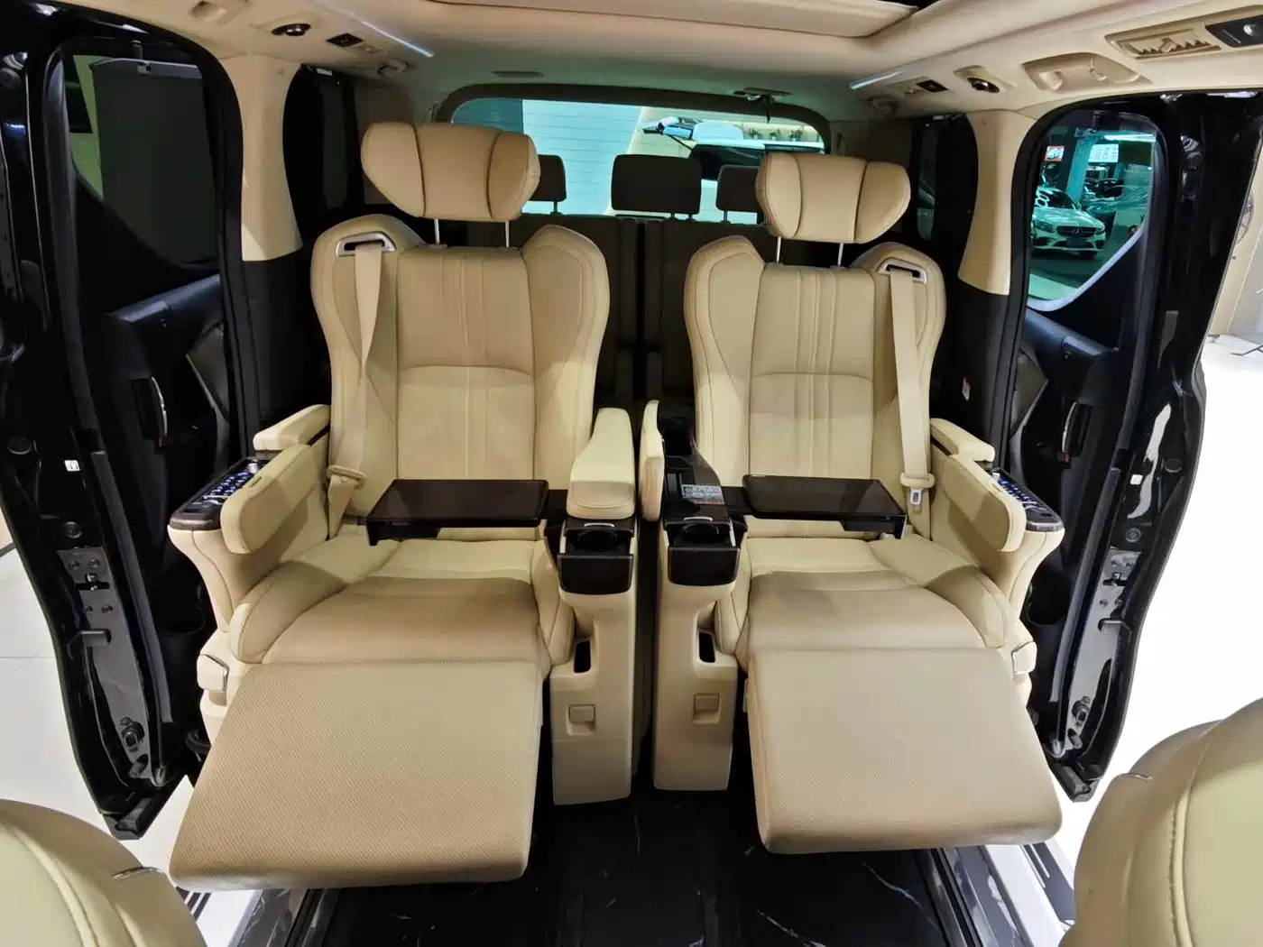Toyota Alphard 2021 Hybrid 2.5L Premium фото 8