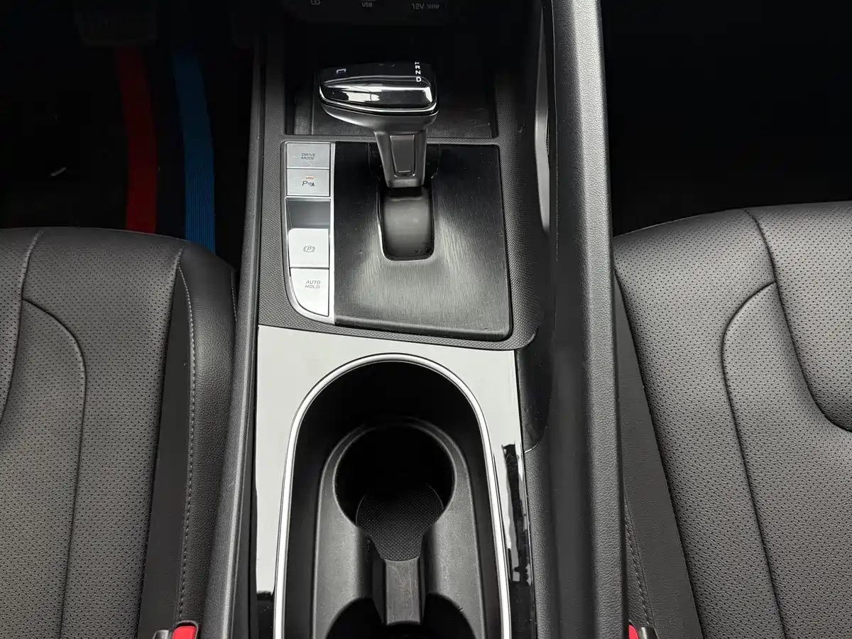 Hyundai Elantra 2022 1.5L CVT LUX Premium Edition фото 10