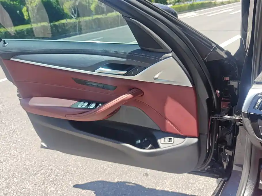 BMW 5 Series 2022 530Li Leading M Sport Package фото 7