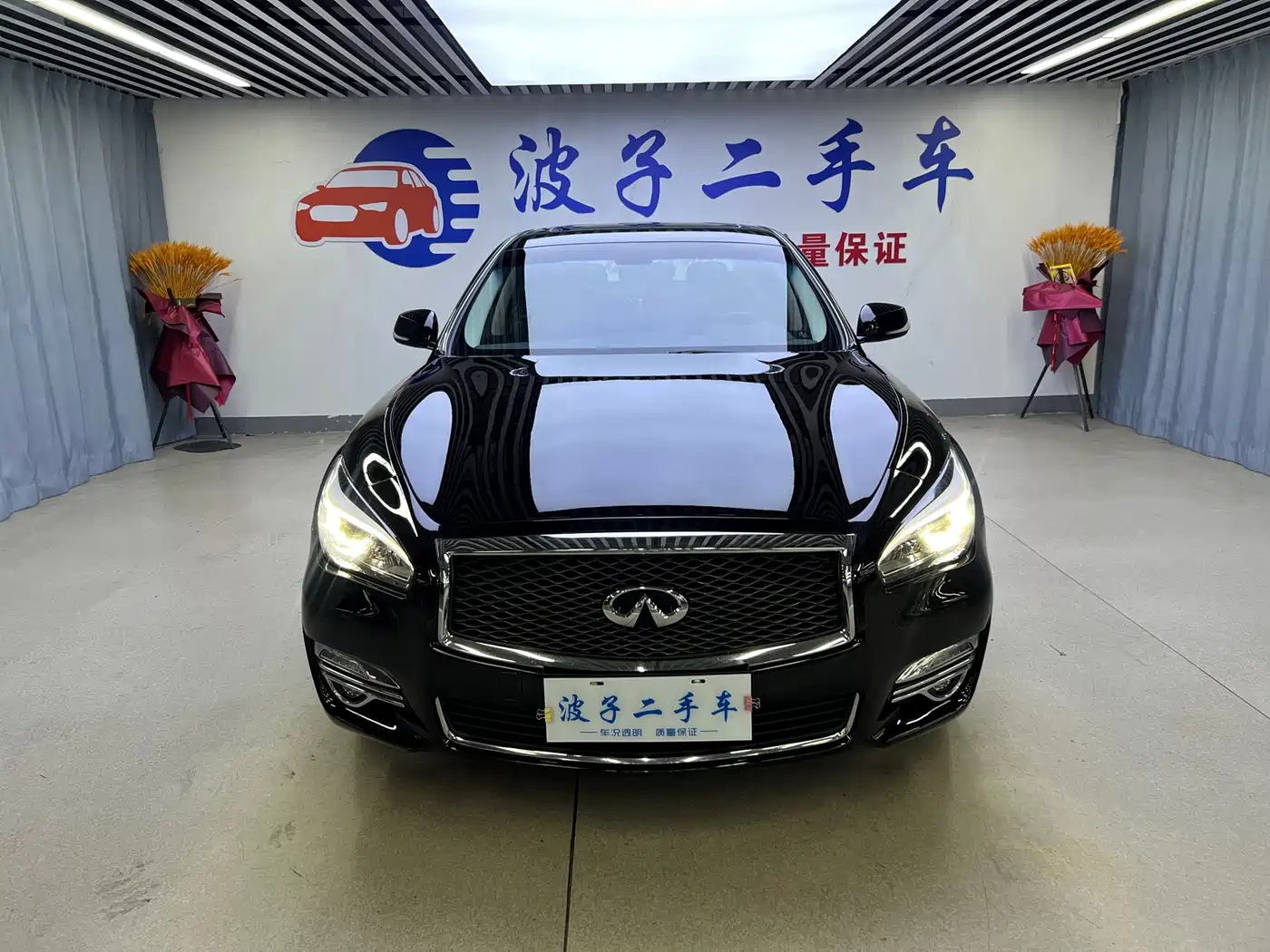 Photo 2 - Infiniti Q70