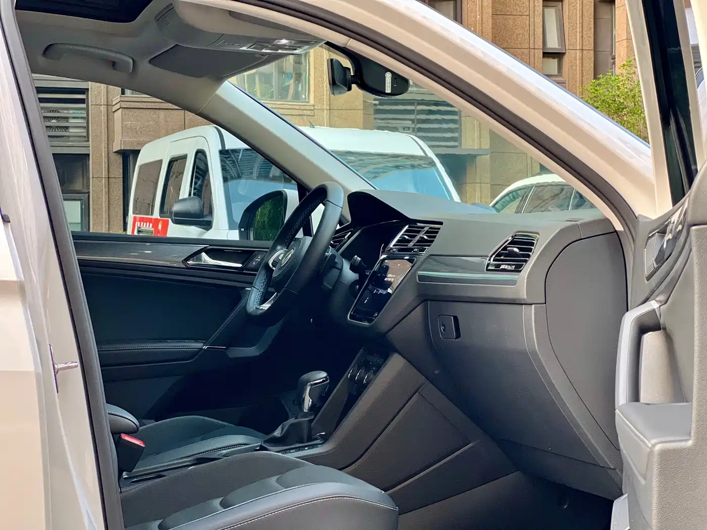 Volkswagen Tiguan L 2021 330TSI Automatic 2WD R-Line Premium фото 12