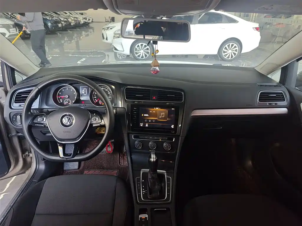 Volkswagen Golf 2020 200TSI DSG Comfort Progressive Edition фото 10
