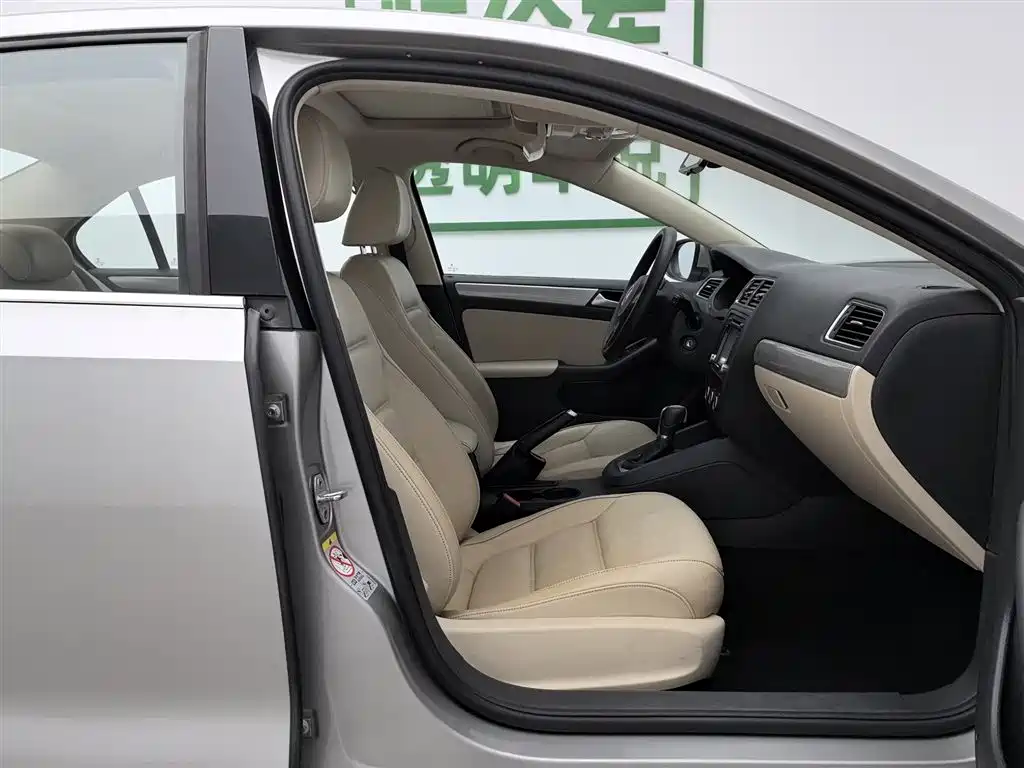 Volkswagen Sagitar 2012 1.6L Automatic Comfort Type фото 23