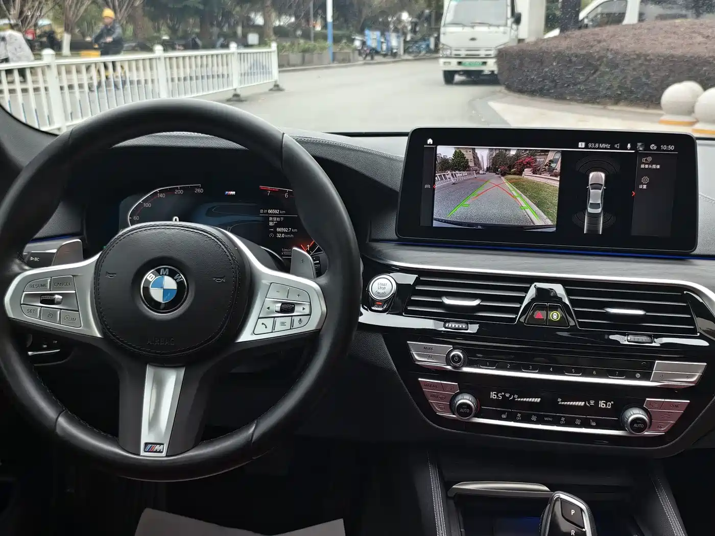 BMW 5 Series 2023 530Li Leading M Sport Package фото 16