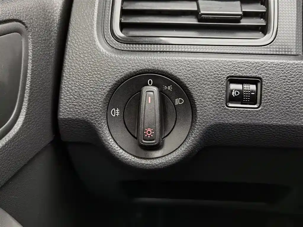 Volkswagen Santana 2015 1.4L Manual Trend Edition фото 21