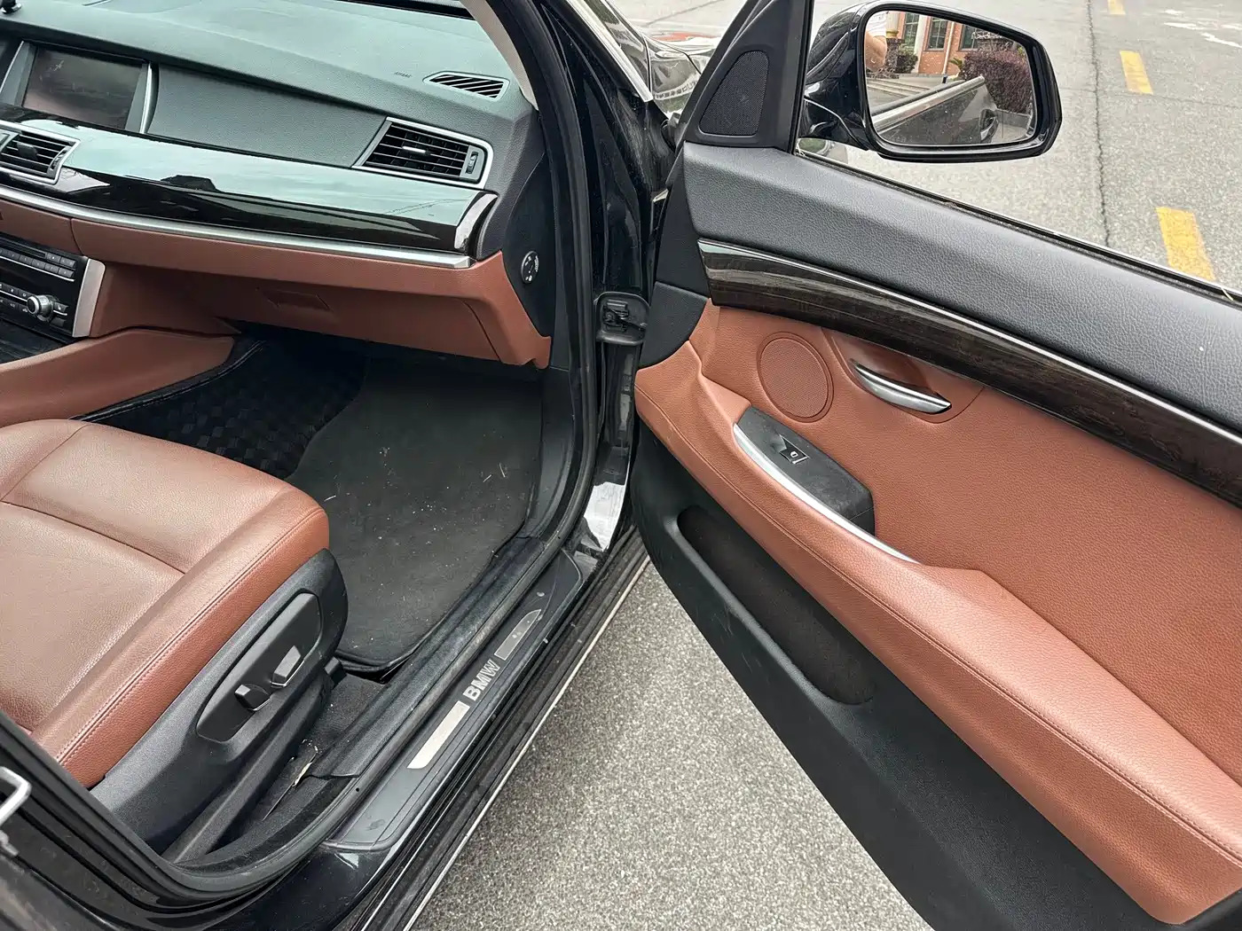 BMW 5 Series GT 2015 528i Leading фото 30