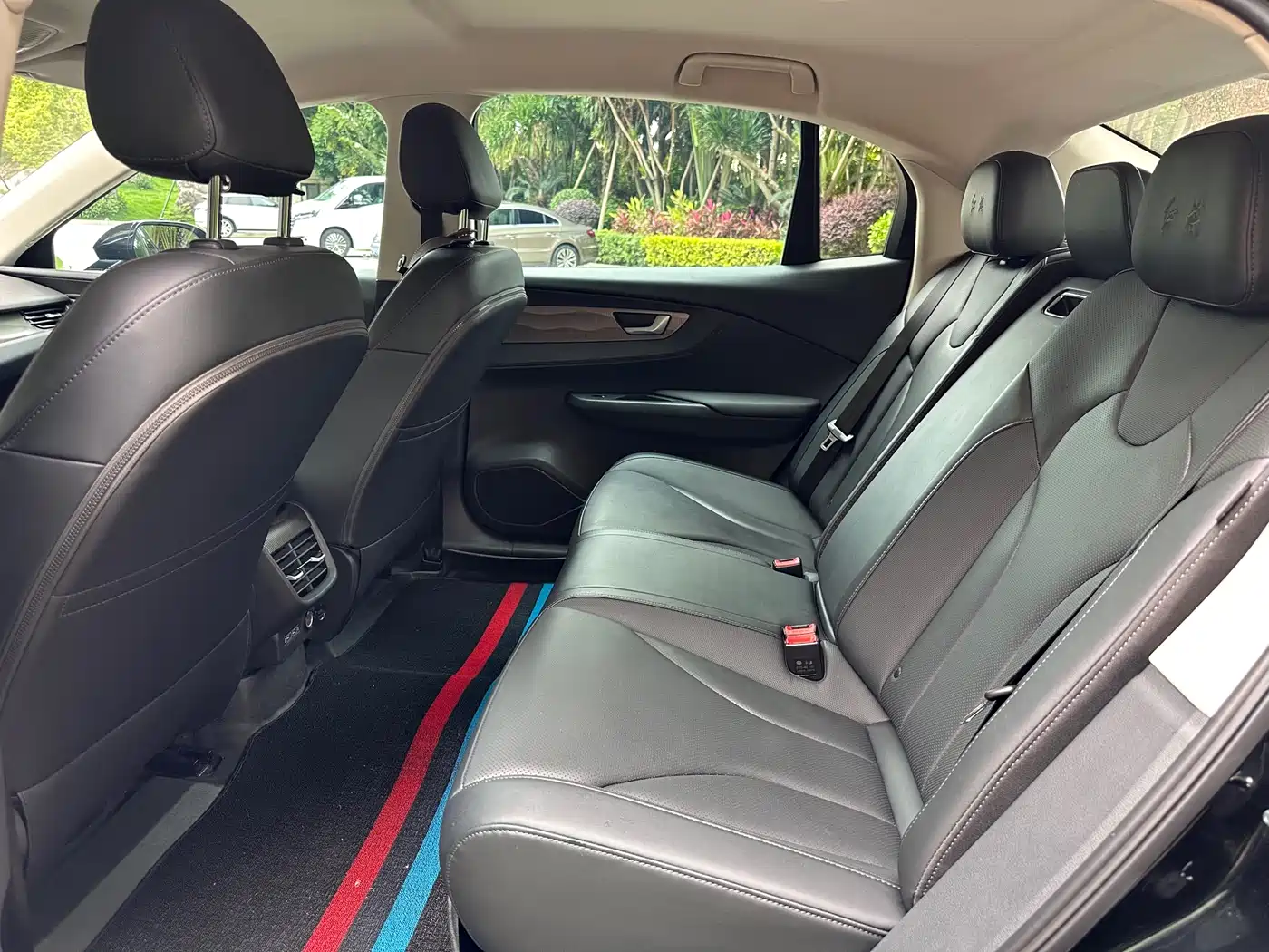 Hongqi E-QM5 2022 431km Charging Enjoyment Edition фото 6