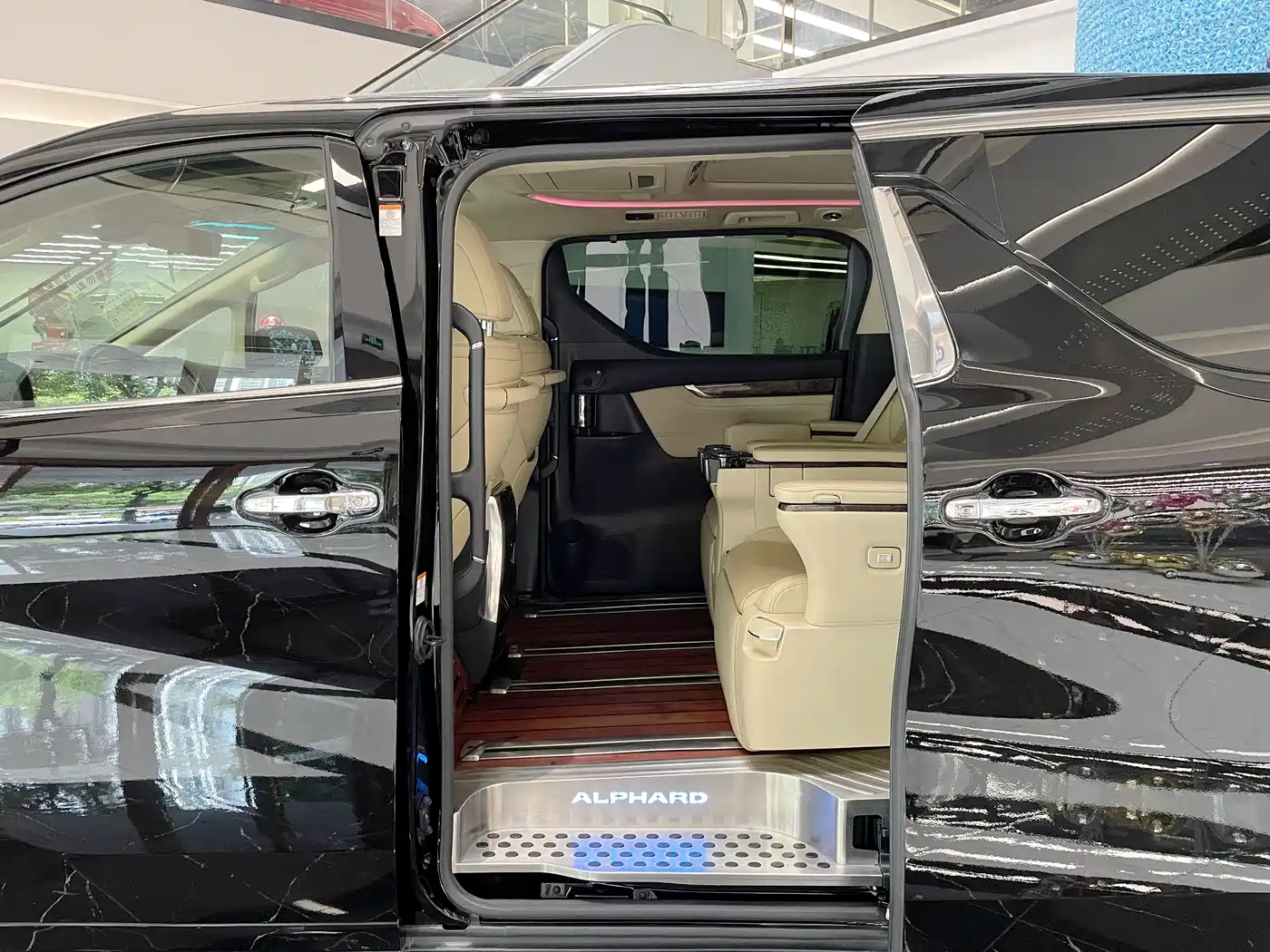 Toyota Alphard 2020 Hybrid 2.5L Premium Edition фото 17