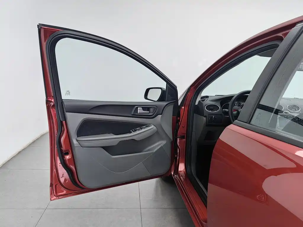 Ford Focus 2014 2013 Hatchback Classic 1.8L Automatic Base