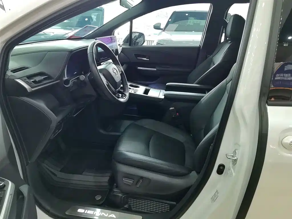 Toyota Sienna 2023 2.5L Hybrid Ultimate Edition фото 7