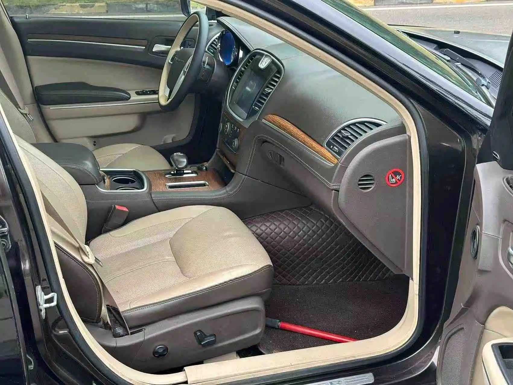 صورة 5 - Chrysler 300C (Import)