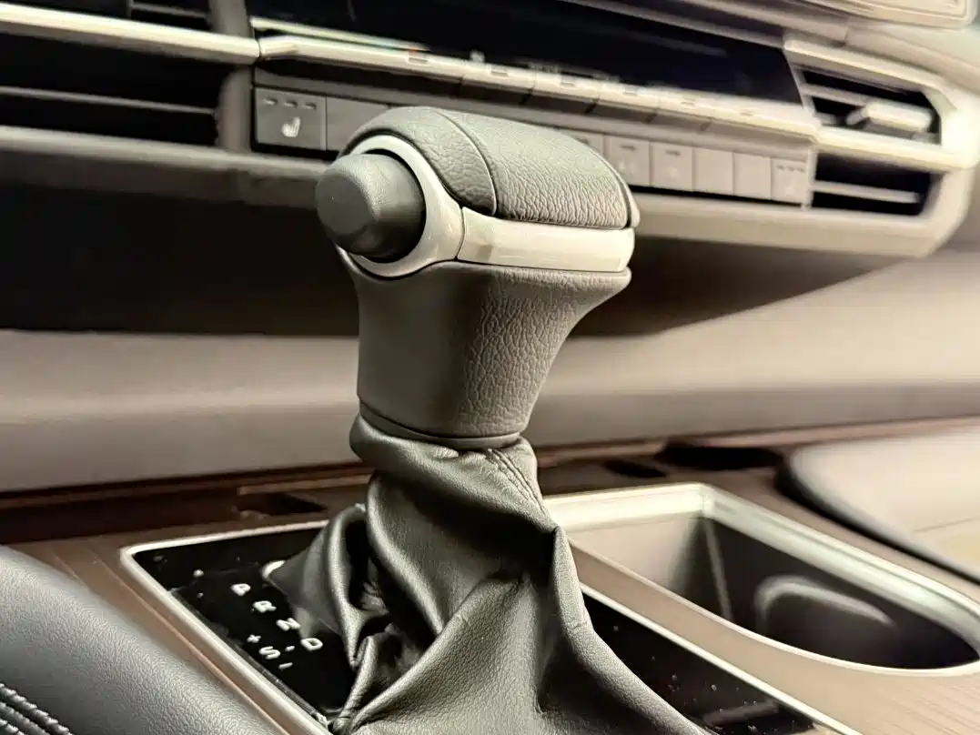 Toyota Granvia 2024 2.5L Hybrid Premium PLUS 4WD Edition фото 22