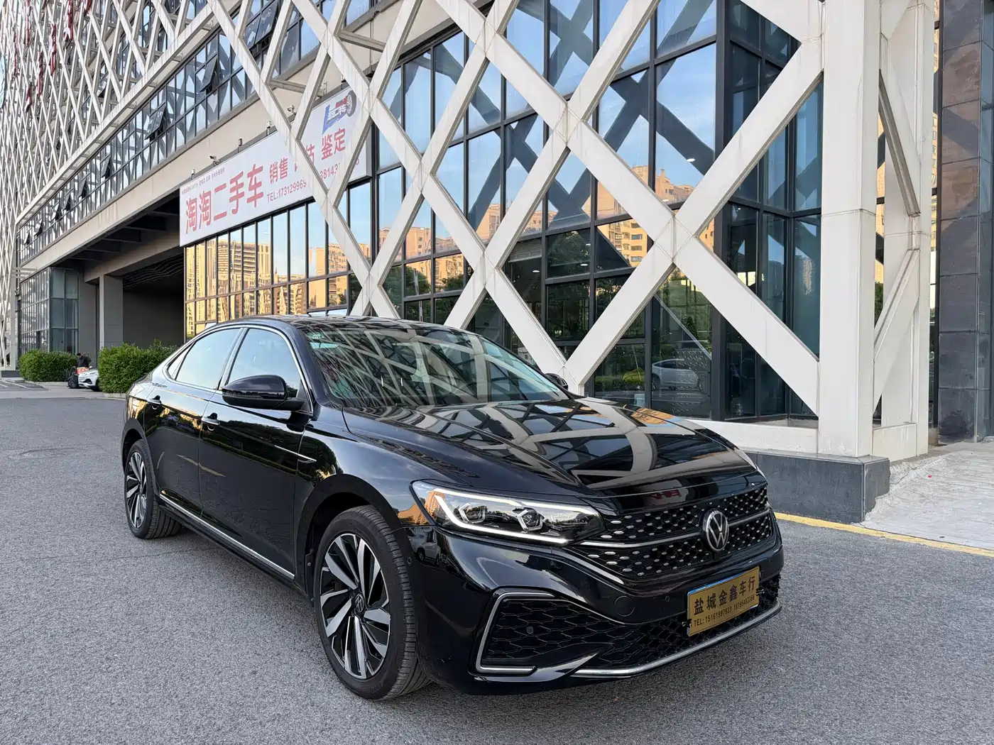 Volkswagen Passat 2022 330TSI Starlight Luxury Edition фото 2