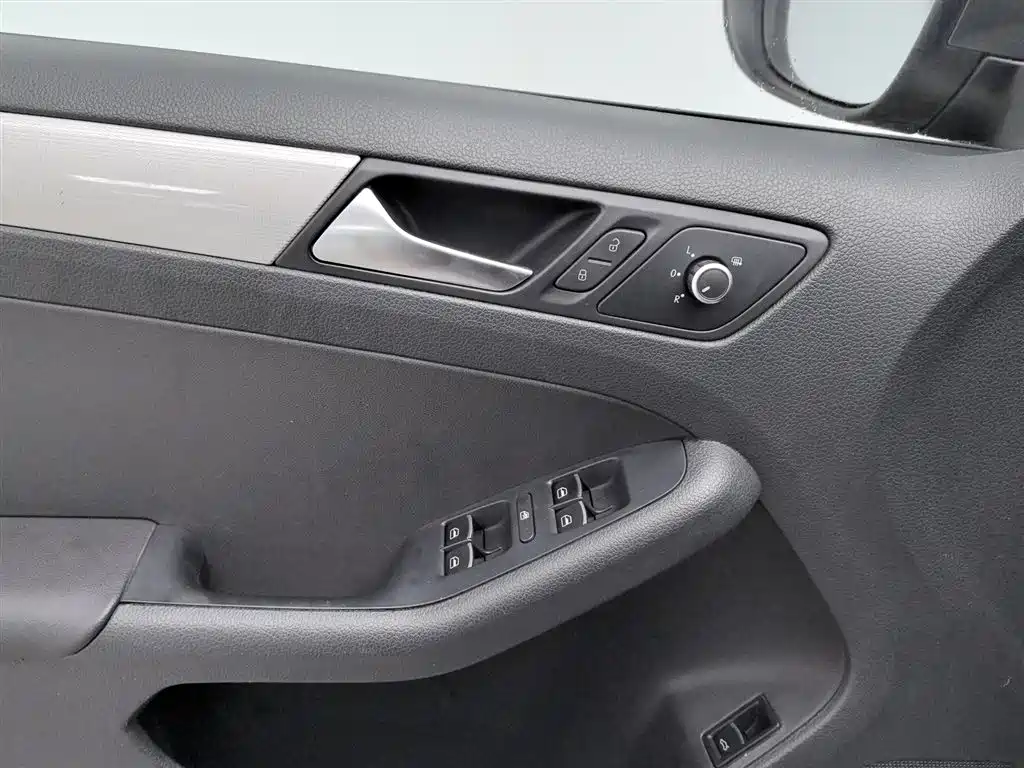Volkswagen Sagitar 2014 Facelift 1.6L Manual Leading Version фото 9