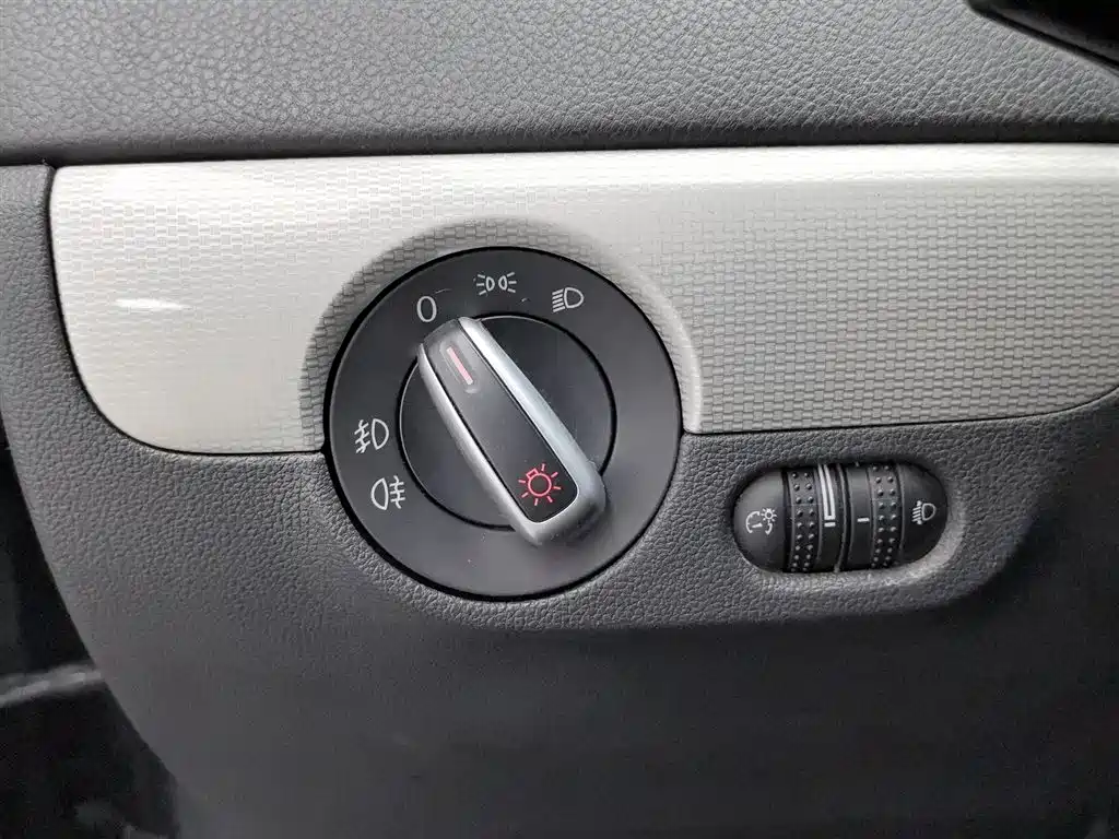 Volkswagen Sagitar 2014 Facelift 1.6L Manual Leading Version фото 21