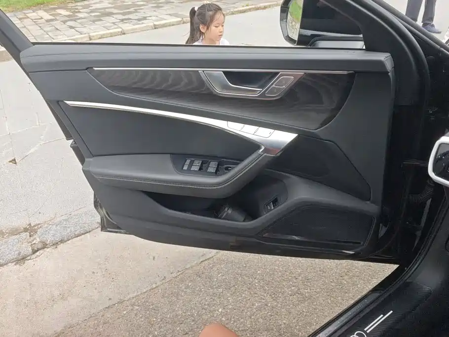 Фото 7 - Audi A6L