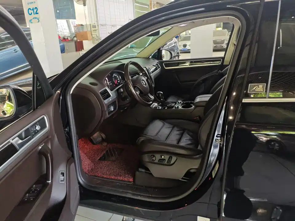 Фото 3 - Volkswagen Touareg