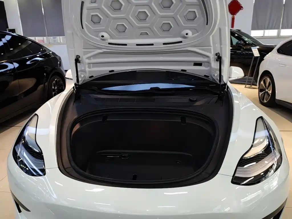 Фото 20 - Tesla Model 3