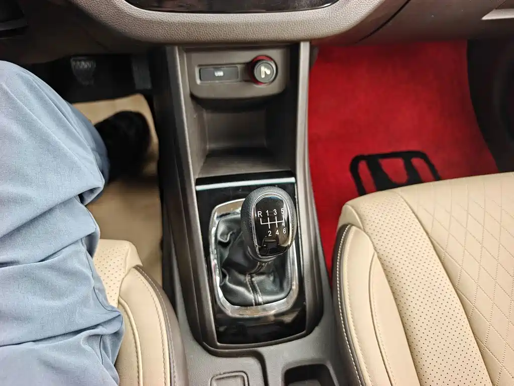 Baojun 310W 2018 2017 1.5L Manual Fashion Edition (China V)