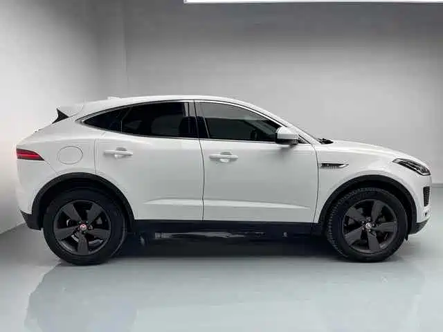 Фото 12 - Jaguar E-PACE