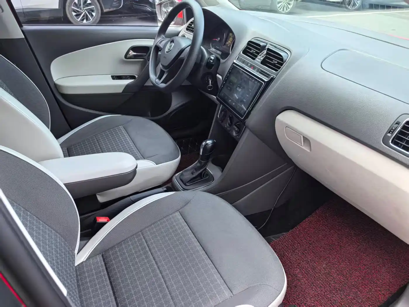 Volkswagen Polo 2014 1.4L Automatic Comfort Edition фото 7