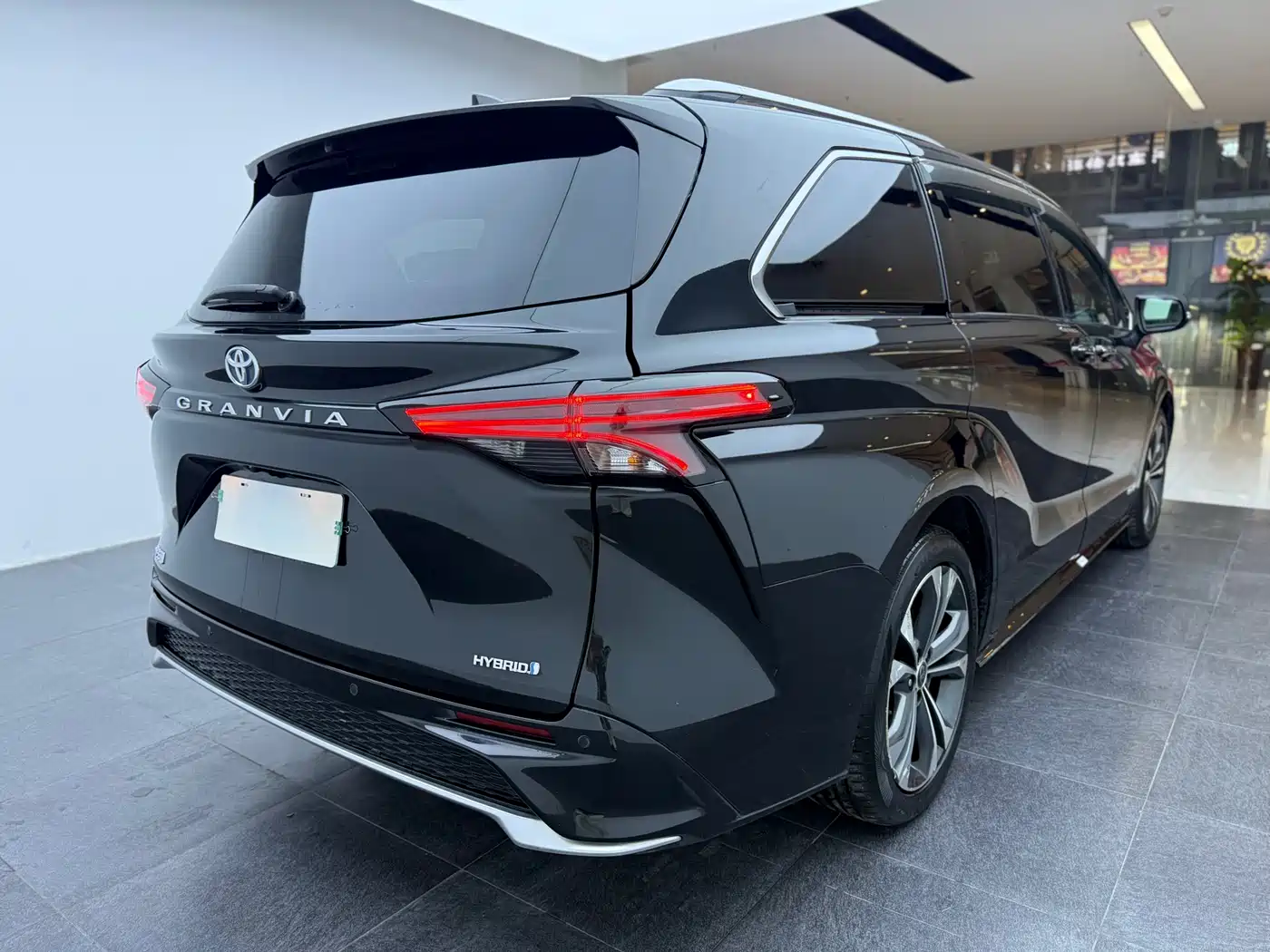 Toyota Granvia 2022 Model Year 2.5L Hybrid Flagship Edition фото 13