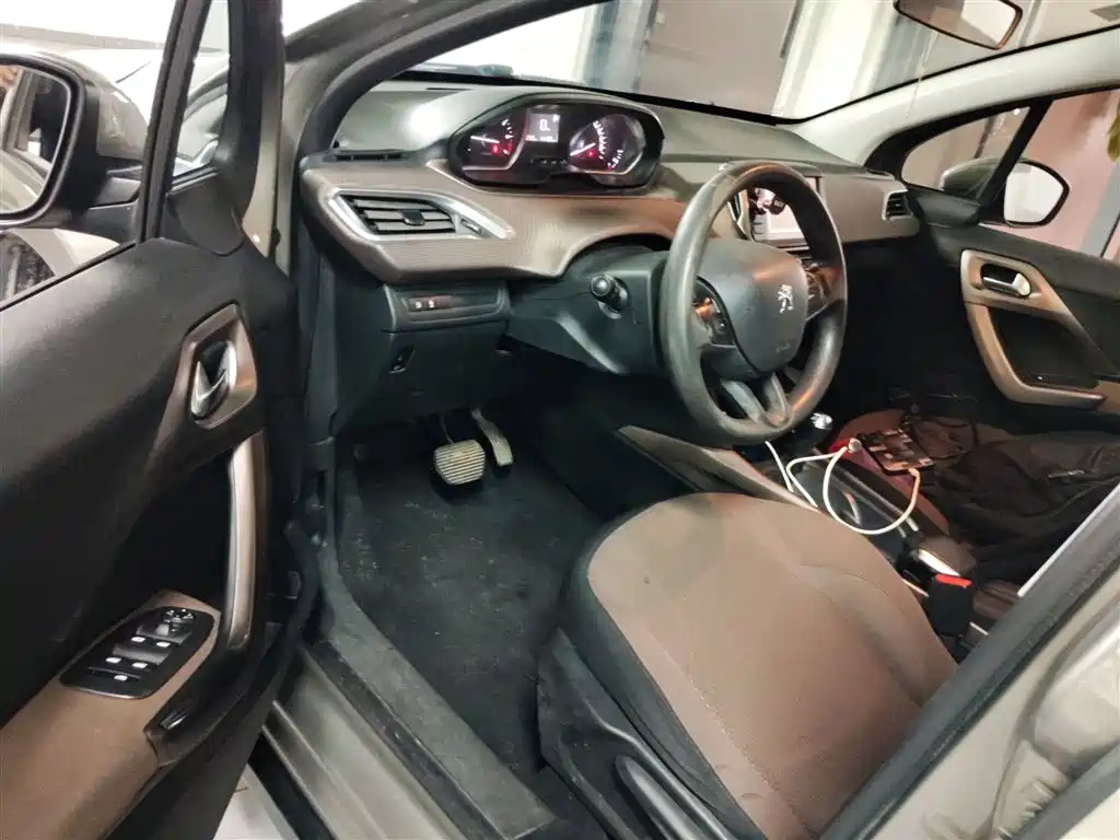 Peugeot 2008 2016 230THP Automatic Fashion фото 23