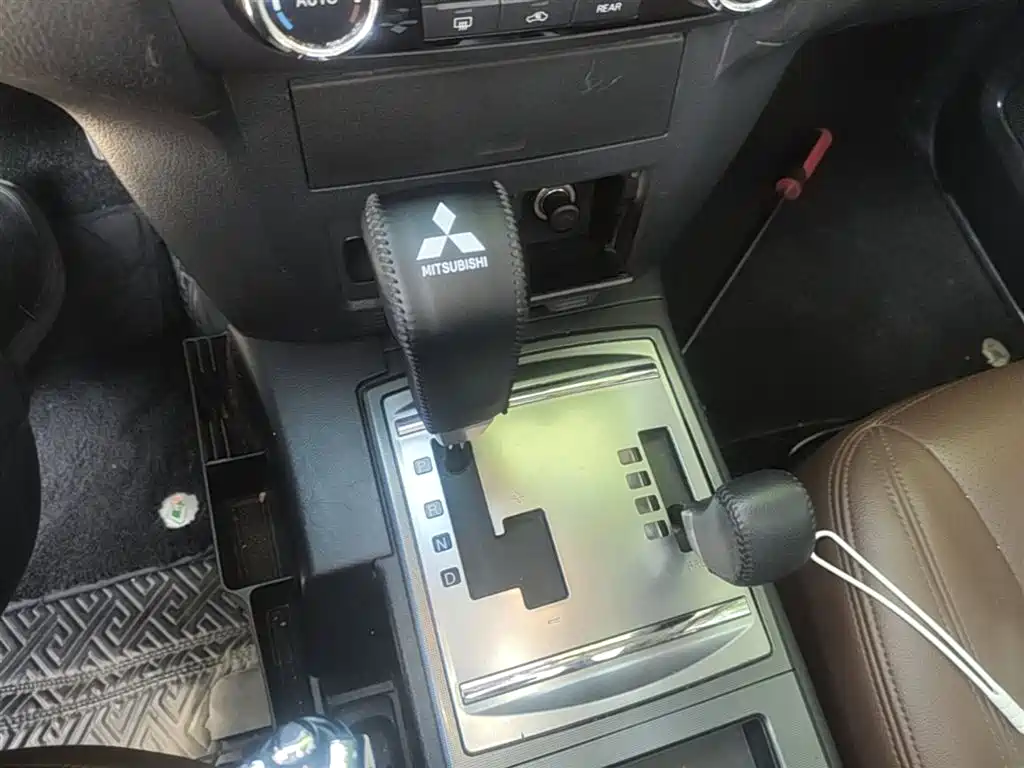 Mitsubishi Pajero (Import) 2016 3.0L Automatic Standard (China V) фото 14