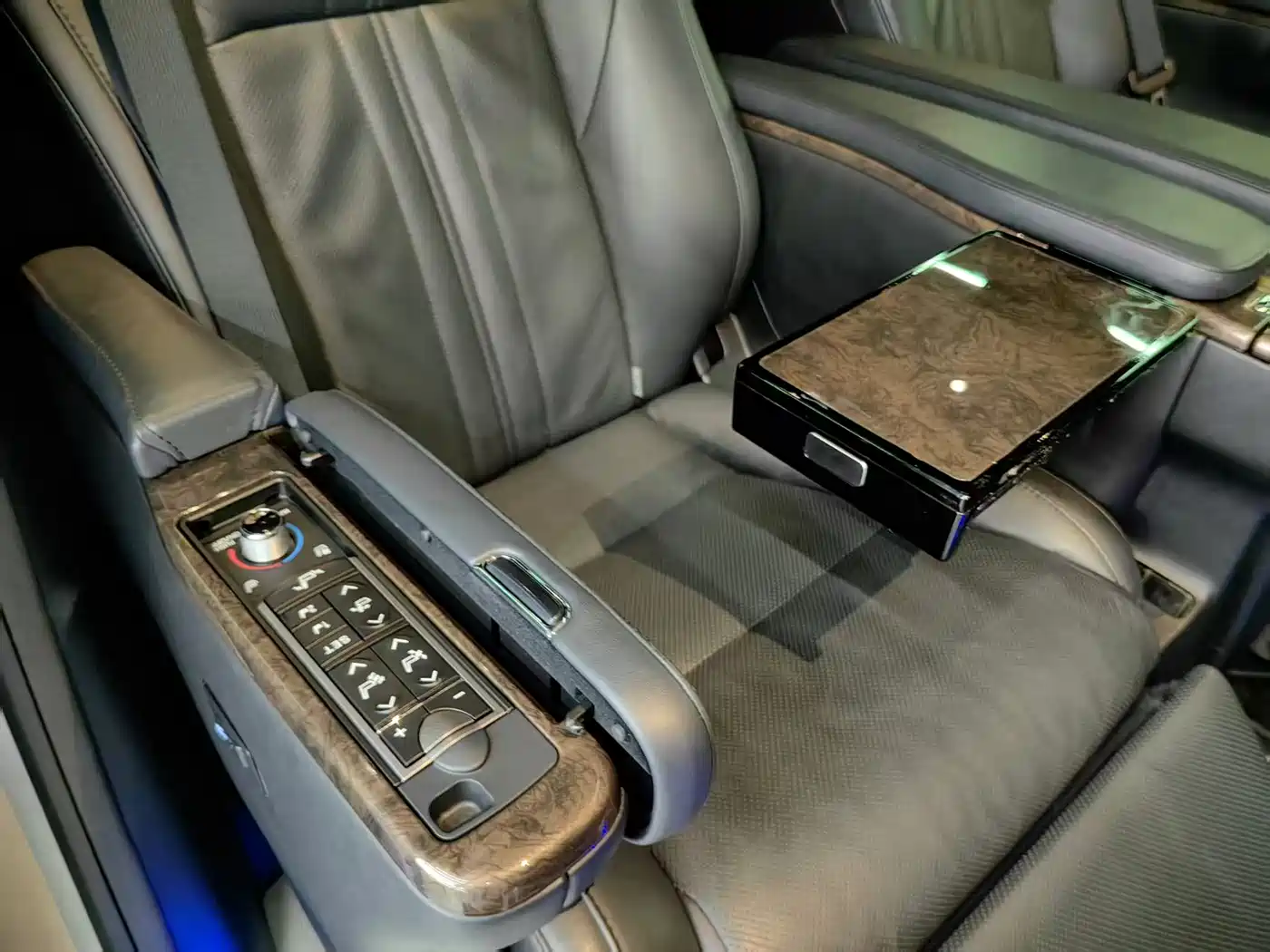 Toyota Vellfire 2019 Hybrid 2.5L HV Premium Edition фото 11