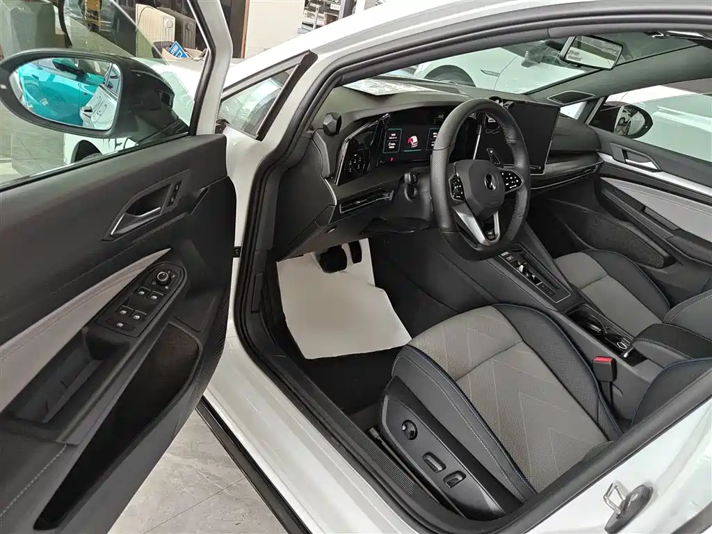 Volkswagen Golf 2026 300TSI R-Line фото 18