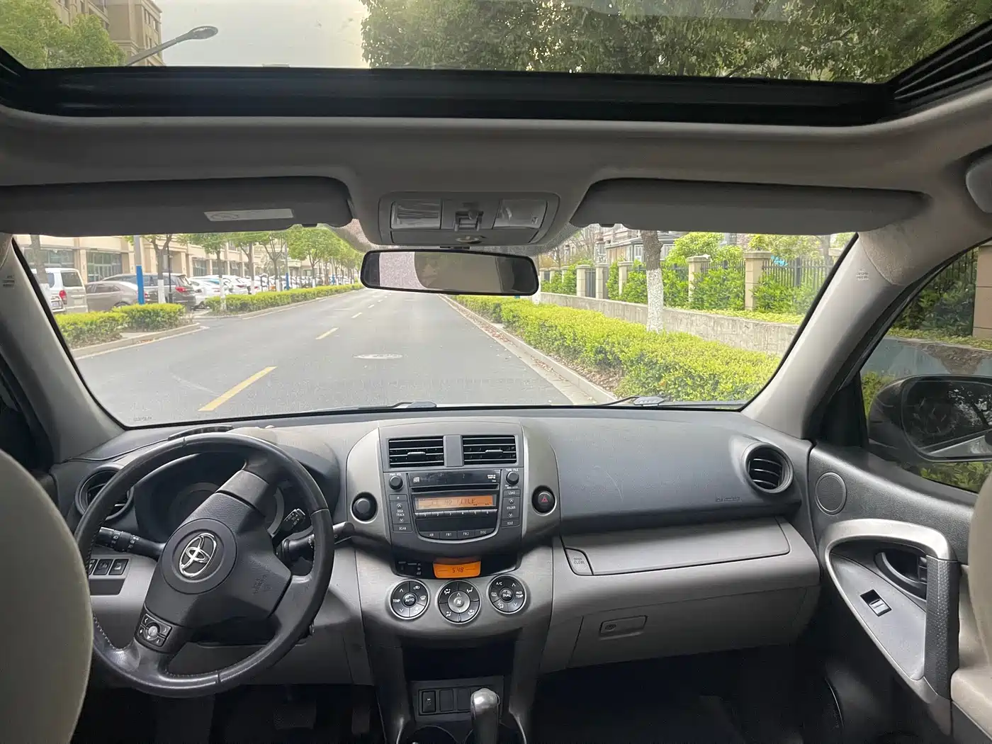 Toyota RAV4 Rongfang 2010 2.0L Automatic Luxury Upgrade Edition фото 8