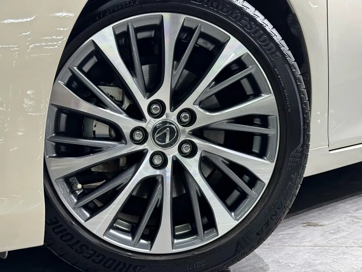 Lexus ES 2020 Model 300h Premium Edition фото 20