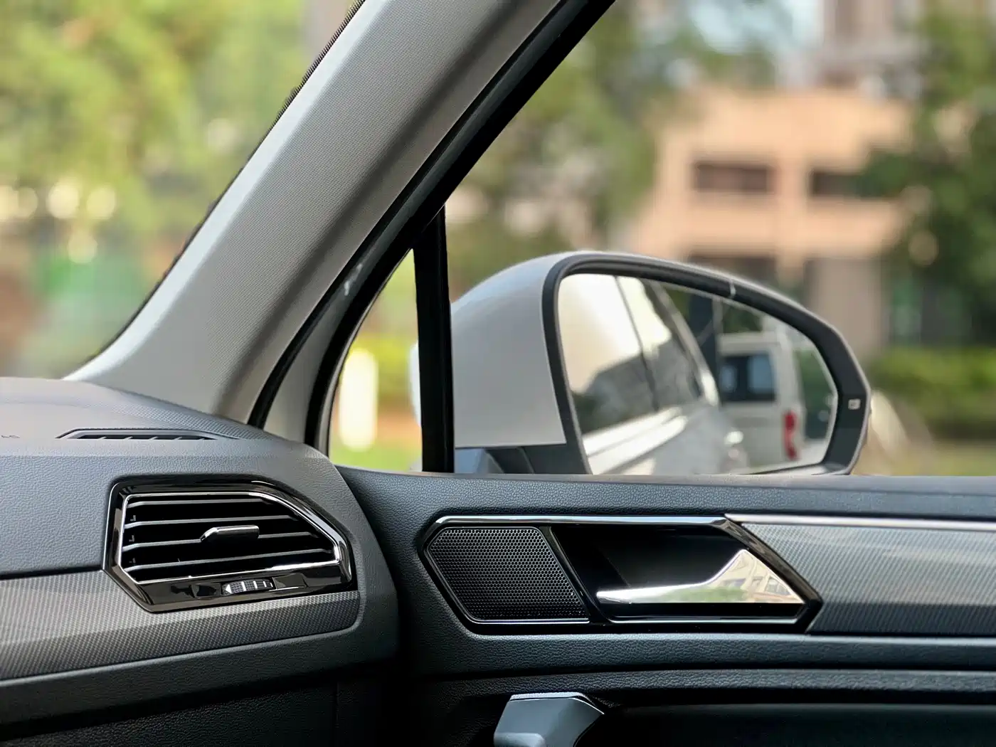 Volkswagen Tiguan L 2021 330TSI Automatic 2WD R-Line Premium фото 9