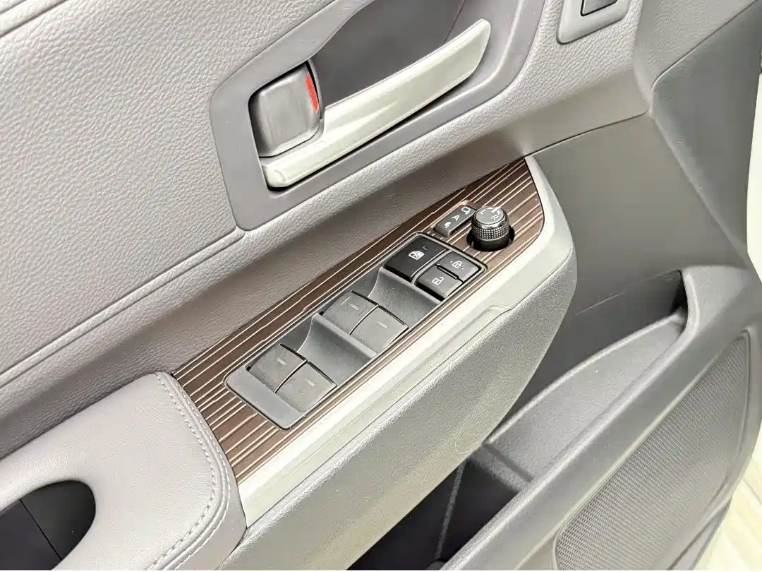 Toyota Granvia 2024 2.5L Hybrid Premium PLUS 4WD Edition фото 23