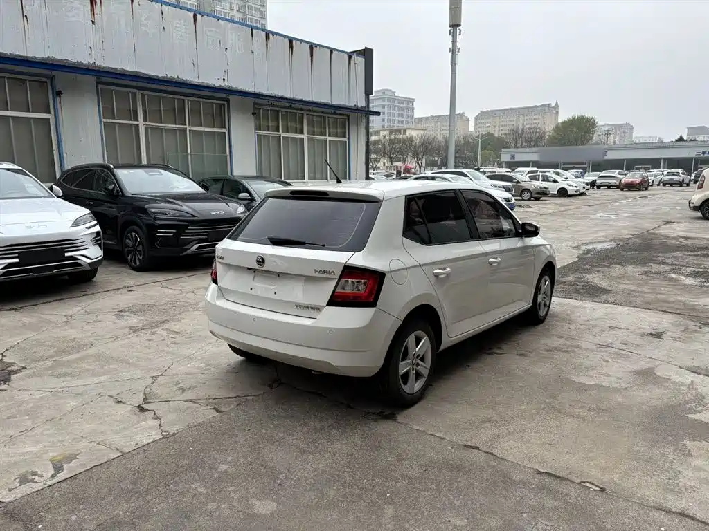 Škoda Fabia 2017 1.4L Manual Car Enjoy Edition фото 9
