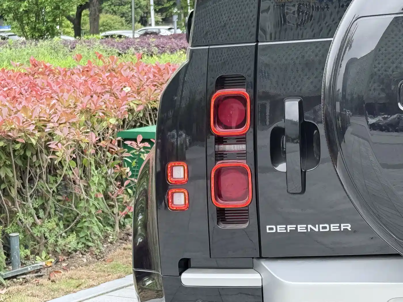 Land Rover Defender 2024 110 3.0T P400 XS фото 25