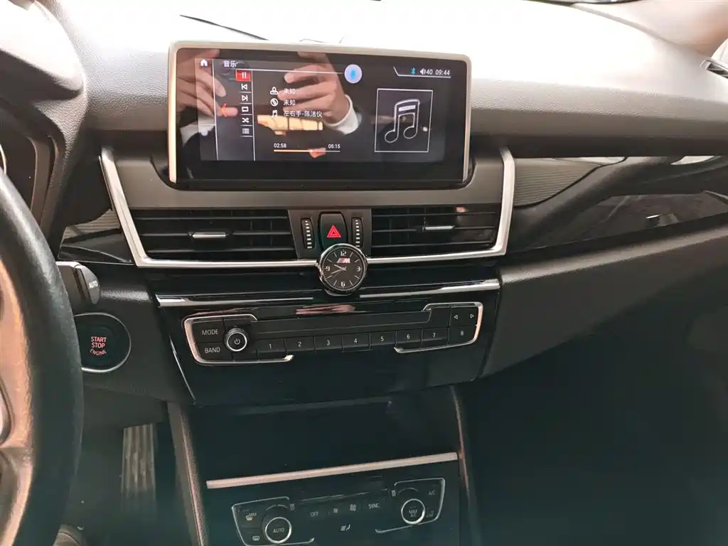 BMW 2 Series Touring 2018 218i Luxury Line фото 10