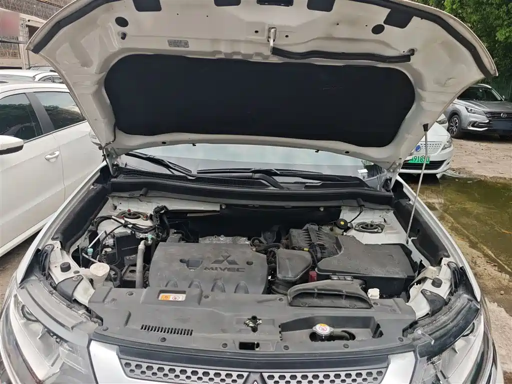 MITSUBISHI OUTLANDER