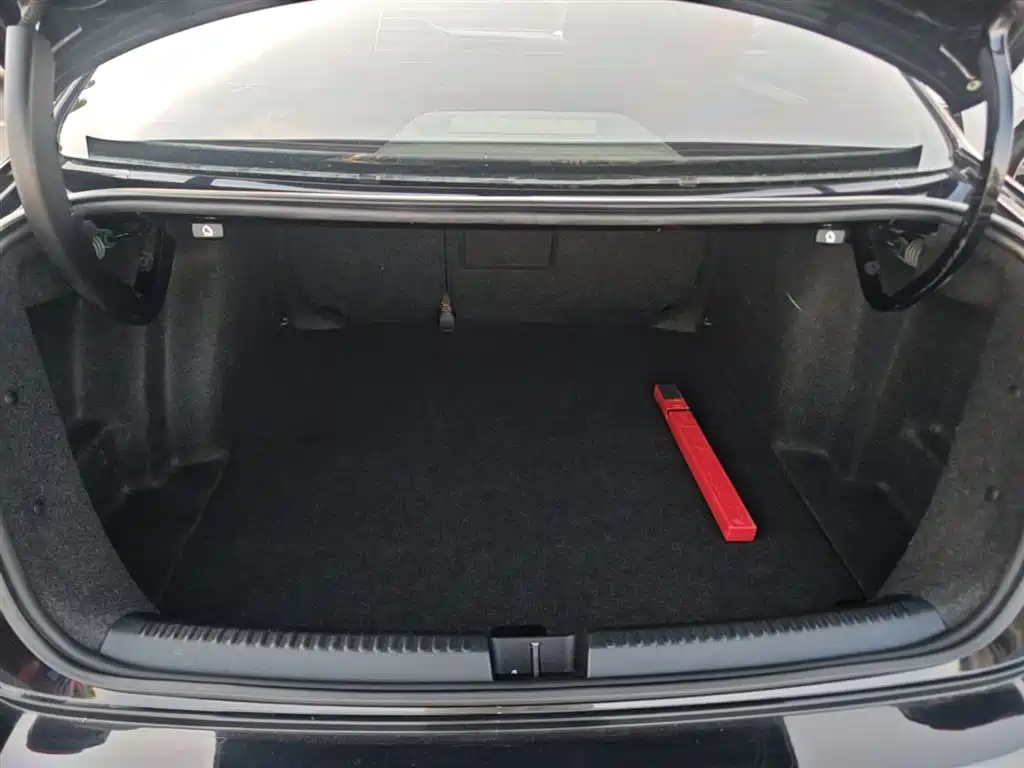 Volkswagen Sagitar 2015 1.6L Automatic Comfort фото 19