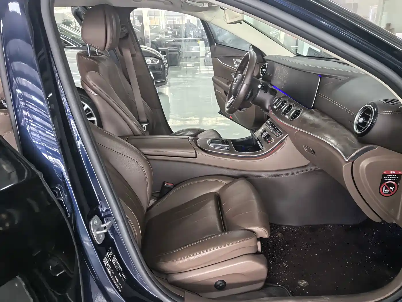 Фото 19 - Mercedes-Benz E-Class