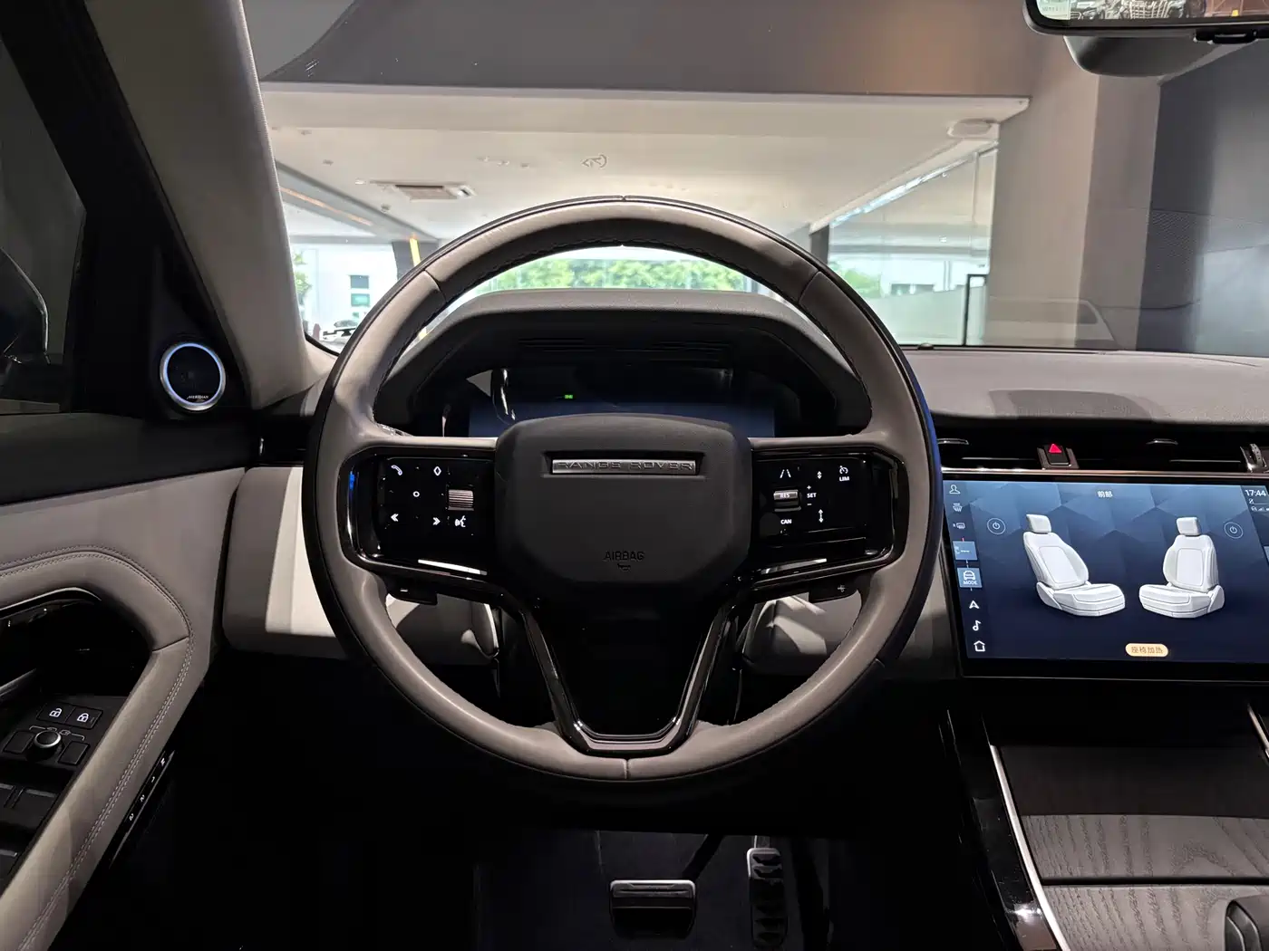 Land Rover Range Rover Evoque 2024 Range Rover Evoque L 249PS Light Master Edition фото 16