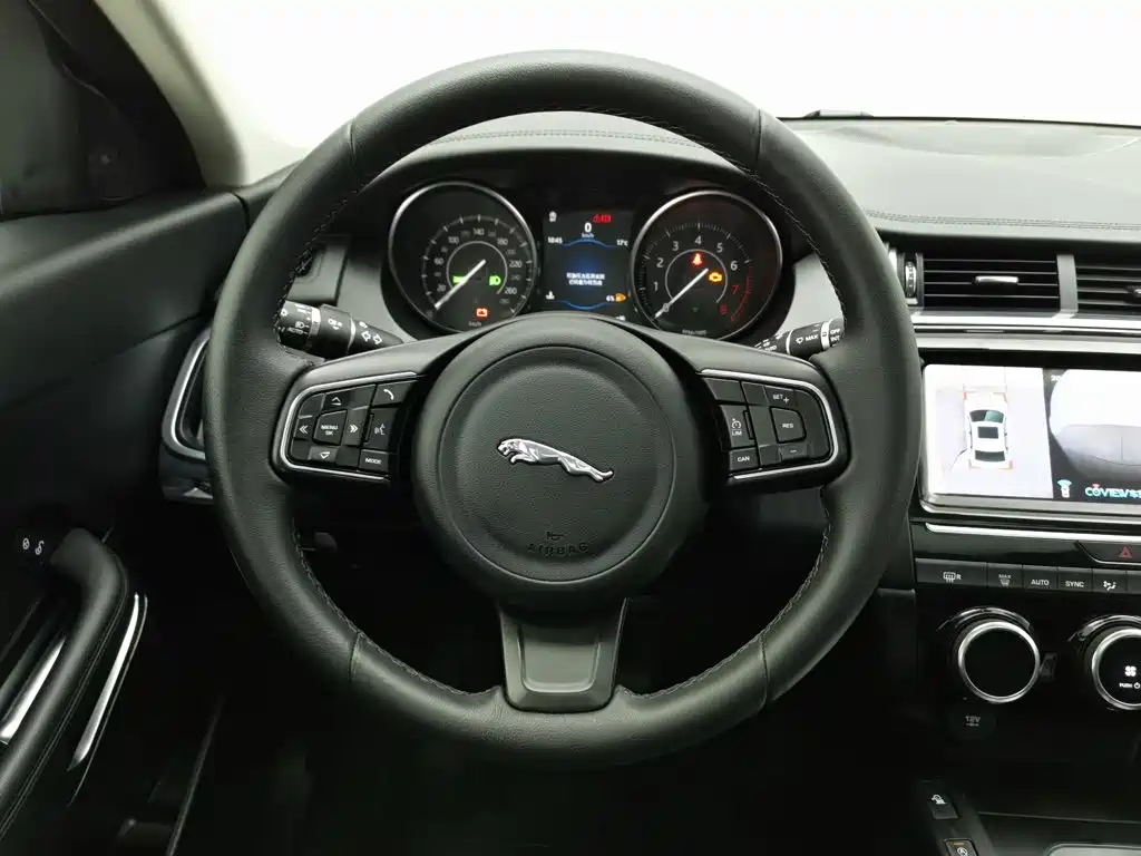 Фото 11 - Jaguar E-PACE