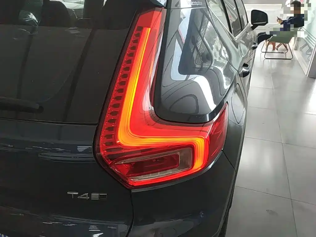 Фото 8 - Volvo XC40