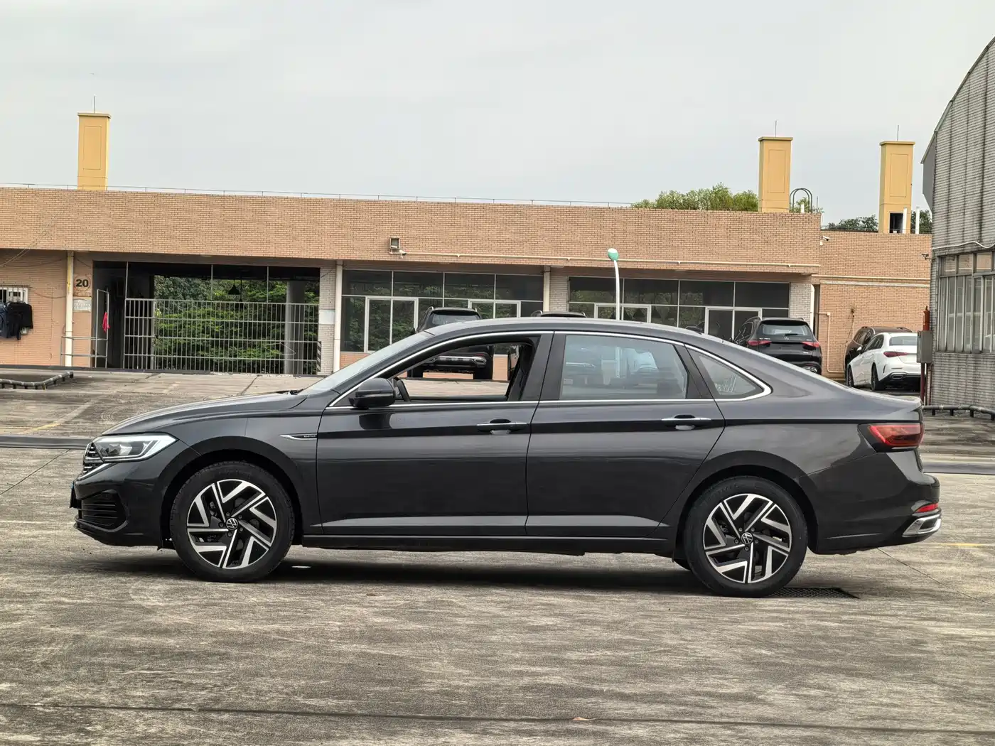 Volkswagen Sagitar 2023 Model Year 200TSI DSG Surpass Edition фото 4