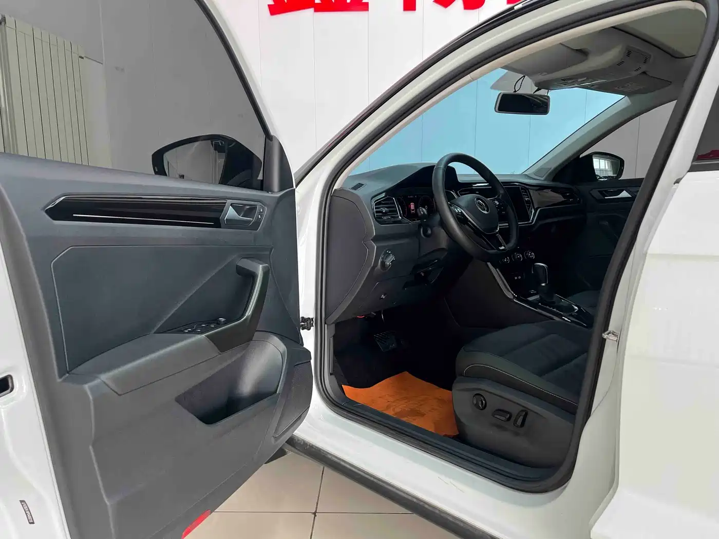 VOLKSWAGEN T-ROC EXPLORING SONGS