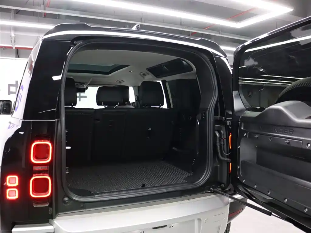 Land Rover Defender 2024 110 3.0T P400 XS фото 28