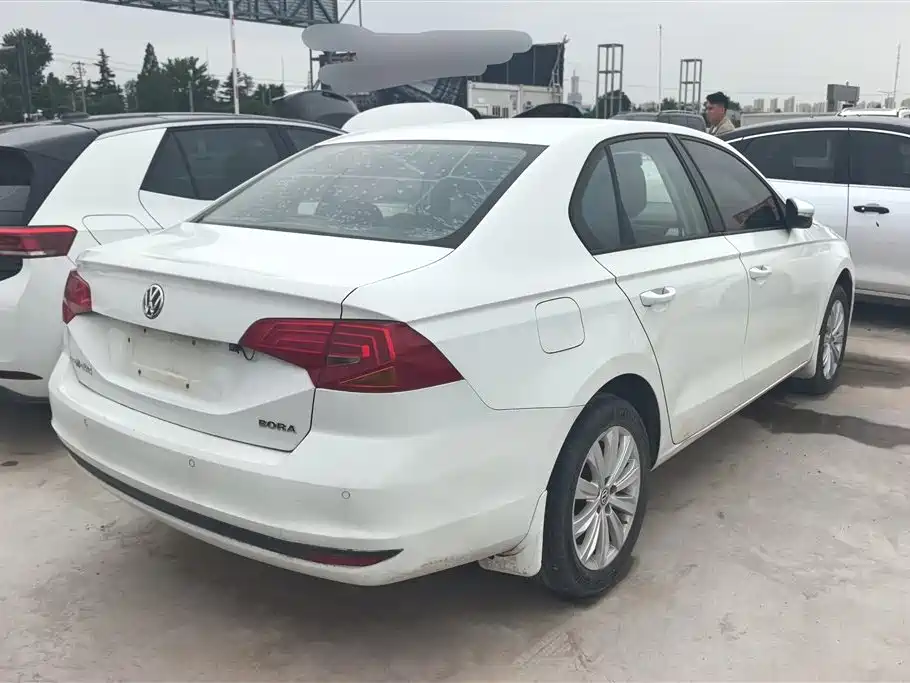 Volkswagen Bora 2017 1.6L Manual Comfort Edition фото 3